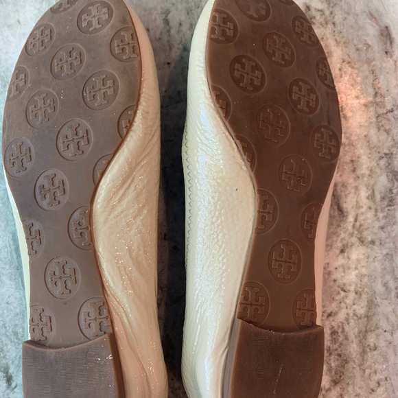 Tory Birch Cream Patent Reva Leather Ballet Flats - Picture 3 of 8